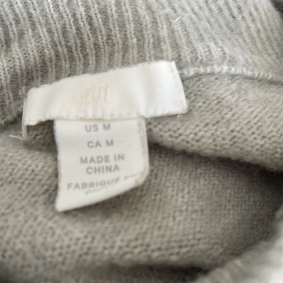 🆑 [4/$20] H&M Grey Pearl Embellished Crew Neck Sweater - Picture 8 of 8